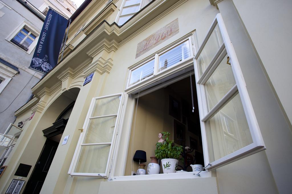 Little Town Budget Hotel - Prague — Photos 3