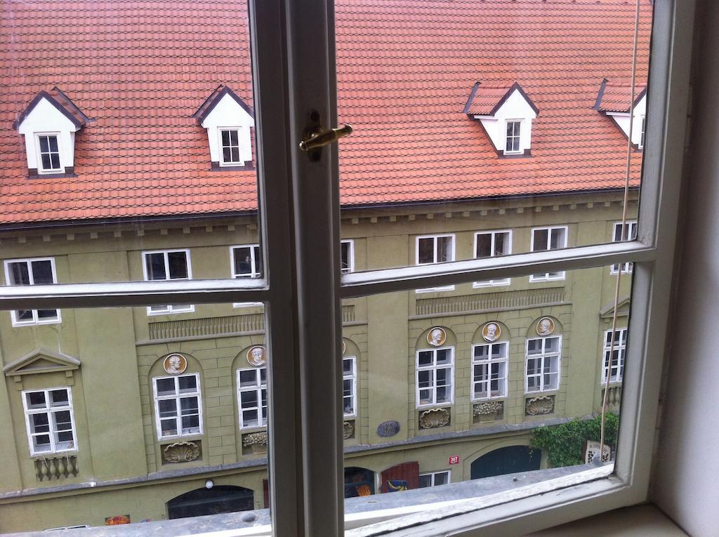 Little Town Budget Hotel - Prague — Photos 1